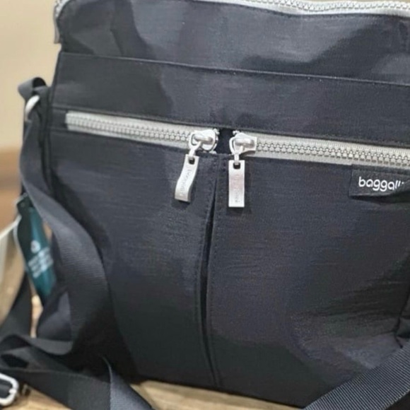 Baggallini Handbags - Baggallini Black Comrade Crossbody Bag Retail $68